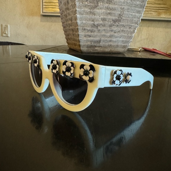 PRADA Limited Edition - Picture 3 of 13